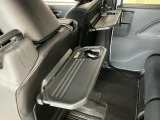 【格納式シートバックテーブル】車内でのお食事などで活躍♪カップホルダーも備えています。