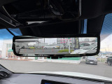【デジタルインナーミラー】車両後方カメラの映像をルームミラーに映すことが出来ます。 そのため、後席に人や荷物があって後方が見えづらい場合でもしっかり視界を確保することが出来ます。