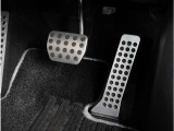 【オルガン式アクセルペダル】人間工学に基づいてオルガン式アクセルペダルを採用しております。運転時の疲労を軽減し、とっさのときの踏み間違いも起きにくくなります。