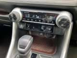 シートベンチレーション付きです。シートと密着部分の空気を換気して蒸れを防いでくれるので、暑い時期も快適に過ごせます♪一度使ったら手放せません!