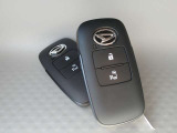 スマートエントリーシステムのお車です(鍵を取り出さなくてもポケットに入っていれば開閉できます)スペアキーもございます。