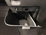 収納ボックスがついており便利に使用出来ます。