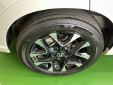 純正アルミホイールです。足元が引き立つので、車全体のイメージがアップしますよ!