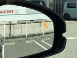 ブラインドスポットインフォメーションを装備しています!走行中、斜め後ろに車両の存在を検知すると、その方向のドアミラー鏡面上にマークを表示しお知らせします。