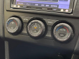 【オートエアコン】一度お好みの温度に設定すれば、車内の温度を検知し風量や温度を自動で調整。暑い&hellip;寒い&hellip;と何度もスイッチ操作をする必要はありません。快適な車内空間には必須の機能ですね♪