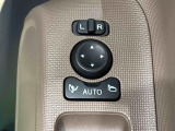 キーフリー連動で施錠時に格納します。降車の直前まで後方確認ができ、閉じ忘れも防げます。