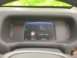 見やすいデザインのメーターは、運転中の情報確認をサポートします。視認性の高い表示で、安全運転を促します。
