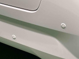 死角になりやすい左右後方の障害物をブザー音で知らせてくれるリヤコーナーセンサー搭載