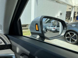 サイドアシスト装備 ドライバーの死角を並走する車両を検知します。ドアミラーの内側のLEDが点灯・点滅して事故の危険を知らせます。