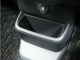 ◆センターロアボックス◆インパネ中央の下部には、ごみ箱としても使用する事ができるセンターロアボックスを装備しております。
