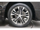 アルミホイールが足元を飾ります!タイヤサイズは225/60R17になります。