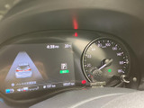 シンプルで視認性の高いメーター廻り。走行状況をひと目で確認でき、運転中の情報把握をスムーズにします。