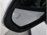 隣車線を走る車両をレーダーで検知し、ドアミラーでは確認しにくい後側方エリアに存在する車両に加え、急接近してくる車両も検知します。車両を検知するとドアミラーに搭載されたLEDインジケーターが点灯します。