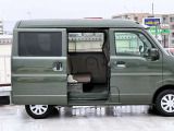 スライドドアなら後席に荷物を置いたら、サッと運転席へ移動できます。ドアの開口部が広いから、狭い駐車場やガレージでの乗り降りもラクラクです。