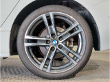 【BMWアロイホイル】軽量かつ強度に拘ったアロイホイル。走行性能ポテンシャルを引き出す設計。車の足元を引き締めてくれる大きなポイントはアロイホイルです。