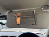サンバイザーにミラーを装備しています。