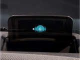 【ヘッドアップディスプレイ】現在の車速表示や目的地へのルート案内やメディア関連のリストを表示する事が可能です。視線移動を減らす事によりドライブに集中して頂けます。