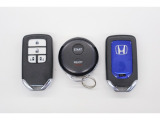 ご納車の際は、キーを2個、リモコンエンジンスターターを1個お渡しさせていただきます。