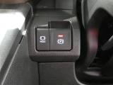 【電動パーキングブレーキ】指先の操作だけで簡単に駐車ブレーキを作動させることができます。信号待ちなどでブレーキを保持する機能も備わり日々の運転を助けます。