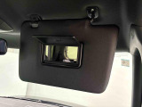 小物が収納できる運転席側インパネアッパーボックス。 ボックス内にはUSBソケットが一口。