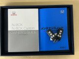 メンテナンスノート【点検整備記録簿・保証書】、取説も揃ってます。スマートキーはバッグなどにしまったままボタン操作でエンジンの始動・停止ができて大変便利です