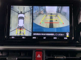 車庫入れの苦手な方にバック時のサポートバックモニター、パノラミックビューモニター付き。※カメラが映し出す範囲は限られています。必ず車両周辺の安全を直接確認してください。