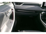 助手席の写真です。足元も広くゆっくりと乗車することができます。