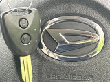 【キーレス】少し離れた場所からでもボタン一つでドアの開錠・施錠ができるのでとっても便利!ドアの鍵穴周りに傷をつけることもありません♪