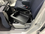 助手席下に取り外し可能な収納BOXがあります。