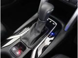 親しみやすいシフトです。 坂道や信号の多い日本では操作が簡単でいいです。 シフトチェンジしやすい所に配置されているので操作し易いですよ。