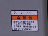 最も気になる室内は、特にこだわってクリーニングしております。マットやシートだけではなく、エアコンの吹き出し口やドアノブの隙間など、様々なブラシや道具を使い分けて、隅々までクリーニングしております。