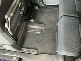 しっかりと汚れ、砂ぼこりを落とし足元まで清潔な車内空間を作り上げております♪