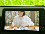 停車時に映像を楽しめるエンターテイメント機能。お子様連れのご旅行など、ちょっとした時間に活用できます。安全に配慮した設計です。