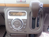 国の指定を受けた自社工場で、整備士が車検と点検整備を行っております。
