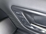 シートメモリー機能装備付きです。シートの位置をそれぞれ記憶しておく事ができるので、ご家族や、複数の方で車を乗られるオーナー様には、便利な機能です。