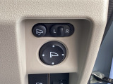 電動格納ミラーを装備しており、車内からワンタッチでミラーの開閉が可能です。