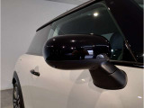 ドアミラーにはLEDウインカーが埋め込まれており、対向車からの視認性を高めております。