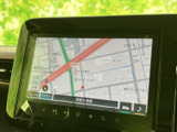 鮮明な地図表示で、運転中のルート確認が容易に行えます。最新の交通情報も確認でき、スムーズな移動をサポートします。