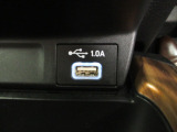 USBジャック付きです。全車、弊社専門スタッフによる内外装クリーニングを実施しております。綺麗な状態でご納車いたします。
