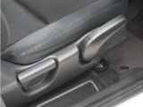 ◆シートハイトアジャスター◆運転席を上下に高さ調節ができます!運転ポジションを体格に合わせてシート調整できます。