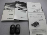 取説・メンテナンスノート・スマートキーの3点セットです。