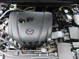 CX-30のエンジンルームです。静粛性と伸びやかな更け上りの、2.0Lガソリンエンジン「SKYACTIV-G」を搭載。MAZDA車のプロとして、責任を持って整備しお届けいたします。