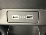 その下には充電可能なUSB端子が2個ついています。移動中に充電もできるので便利です。