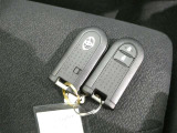 ドアの開錠施錠はドアノブに触れるだけ センサーが感知して開錠施錠をしてくれます 一度スマートキーをご体感ください 便利ですよ