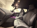 【助手席シート】運転席シート同様長時間乗車・スポーツドライビングでも疲れにくい形状にセッティングされたシートを装備しております。