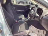 スポーティな黒布シートしっかりと体幹を支えて正しい運転姿勢をサポートする為座面とシートバックにフィット性を発揮する振動吸収ウレタンを採用。