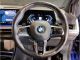 BMWのステアリングはドライバーと車体が一体感に感じれるような操作性を実現しております。また、握りやすさや操作性を向上するためにスイッチ類も配置されております。