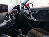 内装はシンプルに使い勝手を考え作られています。お車を運転する感覚をダイレクトに体感して頂けます。室内も広くロングドライブにも快適にお過ごしいただけます。