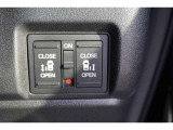 後席のスライドドアの電動開閉ボタンです!運転席からでも操作ができて大変便利です♪