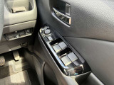 運転席側のドア部。こちらのスイッチでドアミラーの角度調整やパワーウィンドーの操作が可能になります。